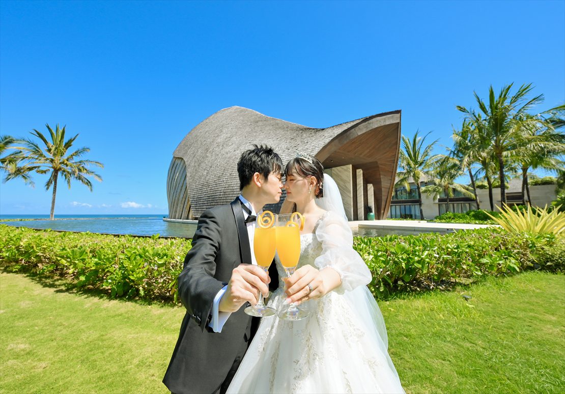 Apurva Kempinski Bali Oceanfront Chapel Wedding (37)_R アプルヴァ・ケンピンスキ・バリ挙式 オーシャンフロント・チャペル 乾杯ドリンク