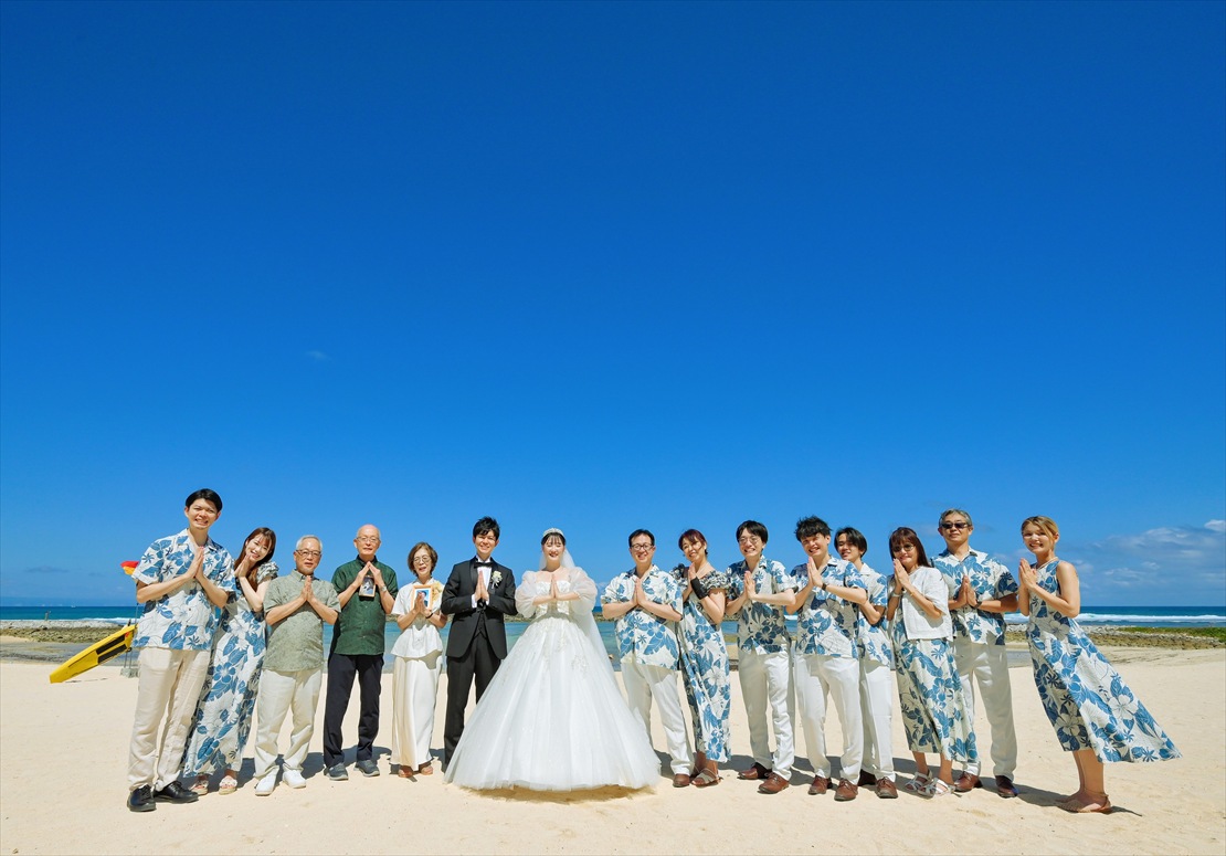 Apurva Kempinski Bali Oceanfront Chapel Wedding (38)_R バリ島ウェディング ケンピンスキ・バリ チャペル前ビーチ 挙式後集合写真