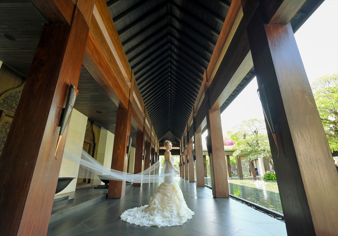 Apurva Kempinski Bali Oceanfront Chapel Wedding (39)_R バリ挙式 ロビー回廊にてロングベール挙式後撮影