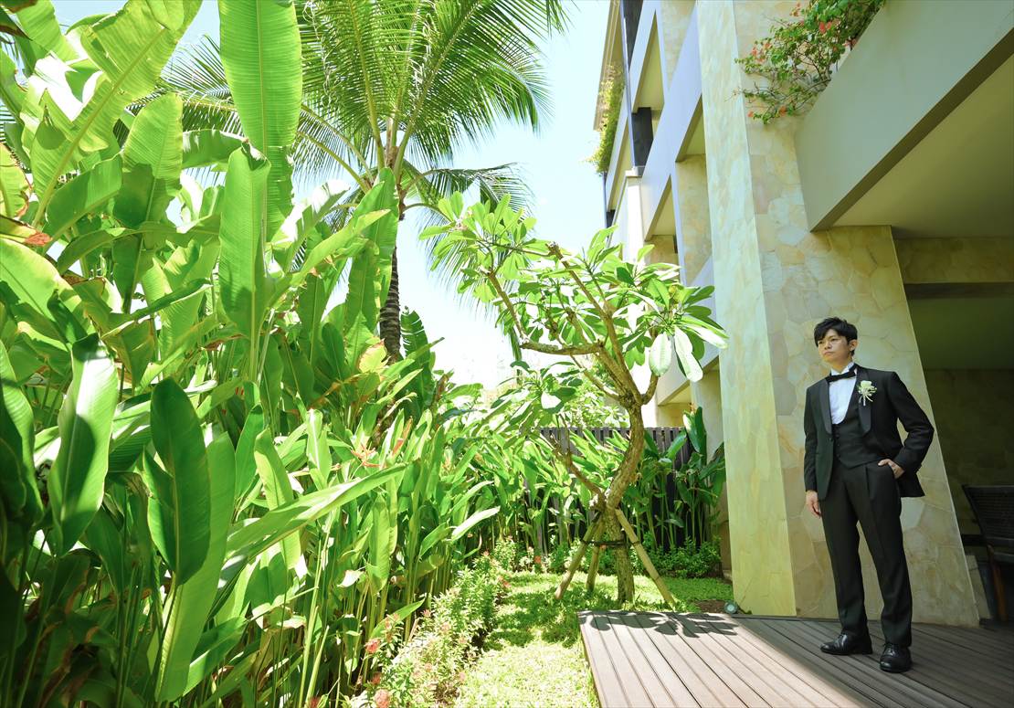 Apurva Kempinski Bali Oceanfront Chapel Wedding (3)_R ケンピンスキ・バリ・ウェディング 新郎様お支度部屋テラスにて