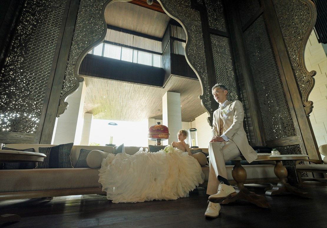 Apurva Kempinski Bali Oceanfront Chapel Wedding (41)_R ケンピンスキ・バリ・ウェディング ロビーにて挙式後撮影