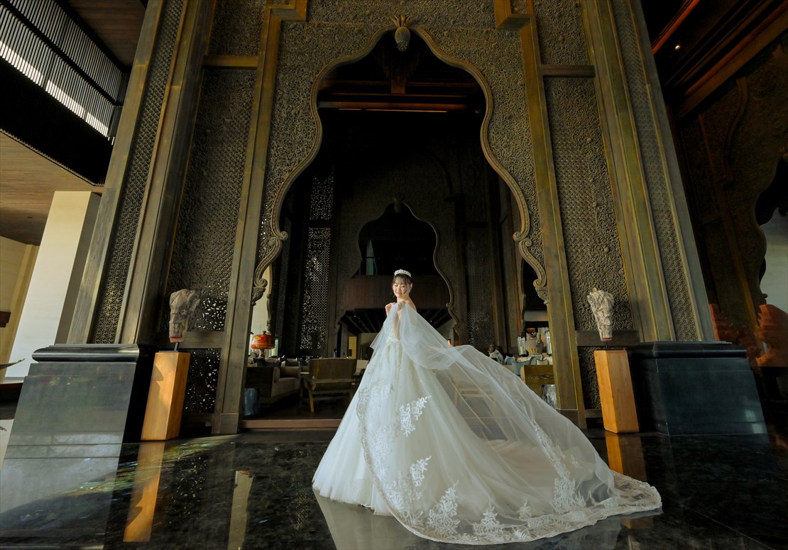 Apurva Kempinski Bali Oceanfront Chapel Wedding (49)_R ケンピンスキ・バリ・ウェディング ロビーにて挙式後撮影