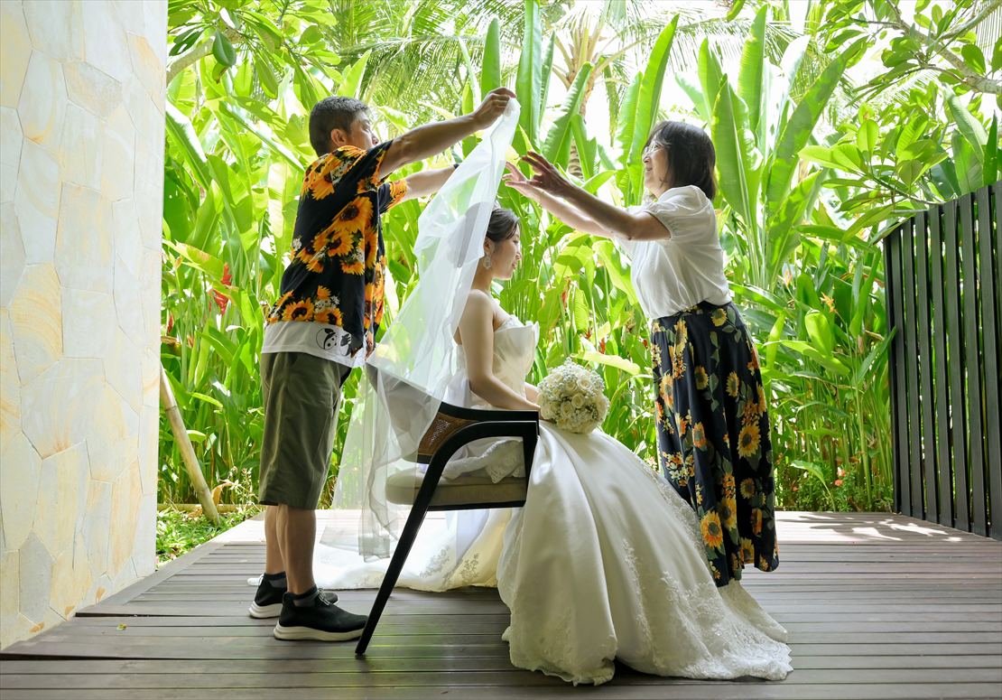 バリ ウェディング　新婦様お支度部屋ベールダウン