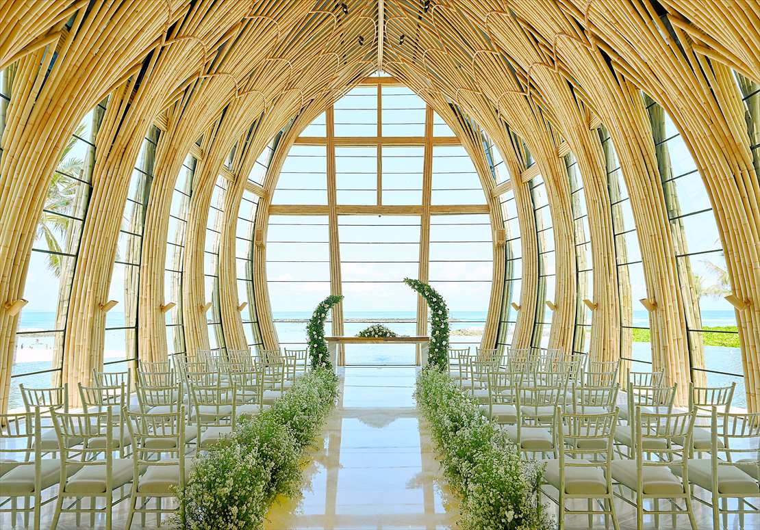 Apurva Kempinski Bali Oceanfront Chapel Wedding (4)_R ケンピンスキ・バリ ウェディング オーシャンフロント・チャペル内 生花装飾