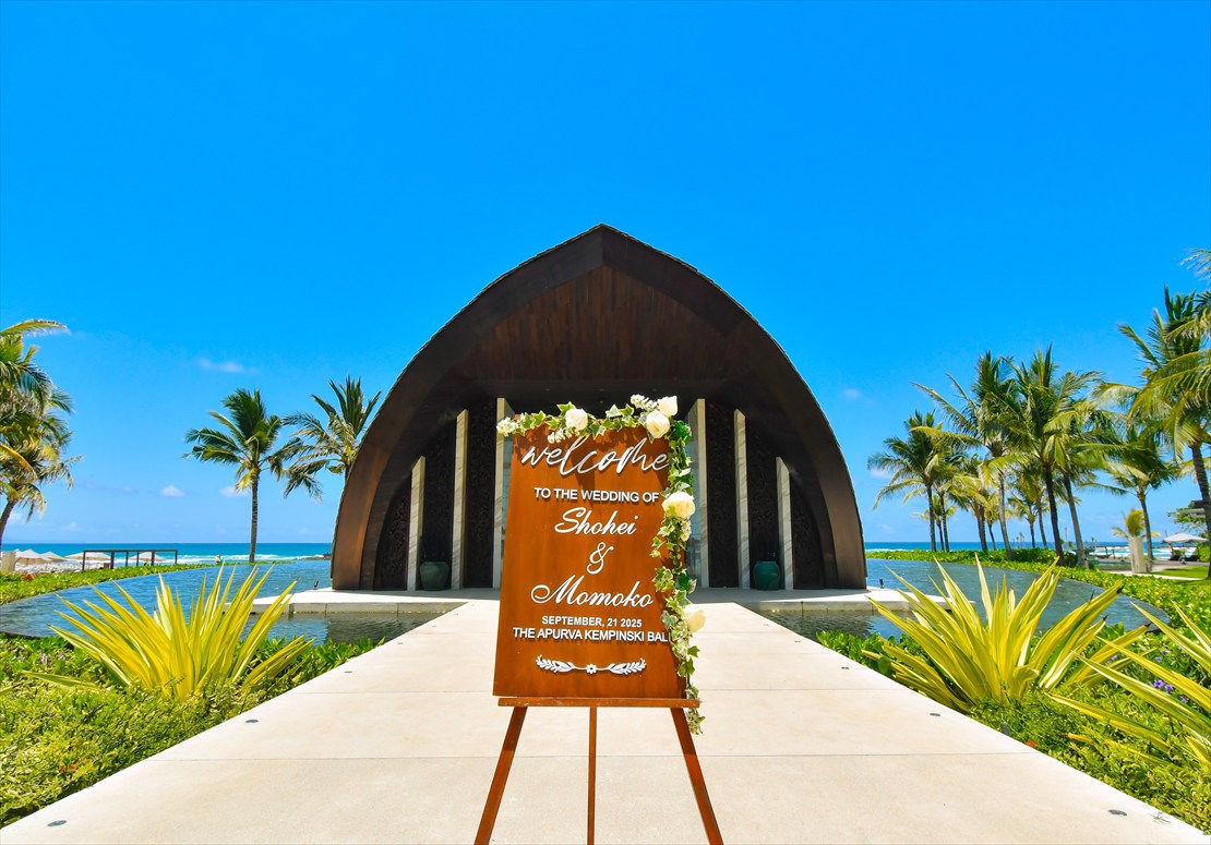 Apurva Kempinski Bali Oceanfront Chapel Wedding (4)_R バリ島挙式プラン:ウェルカムボード生花装飾