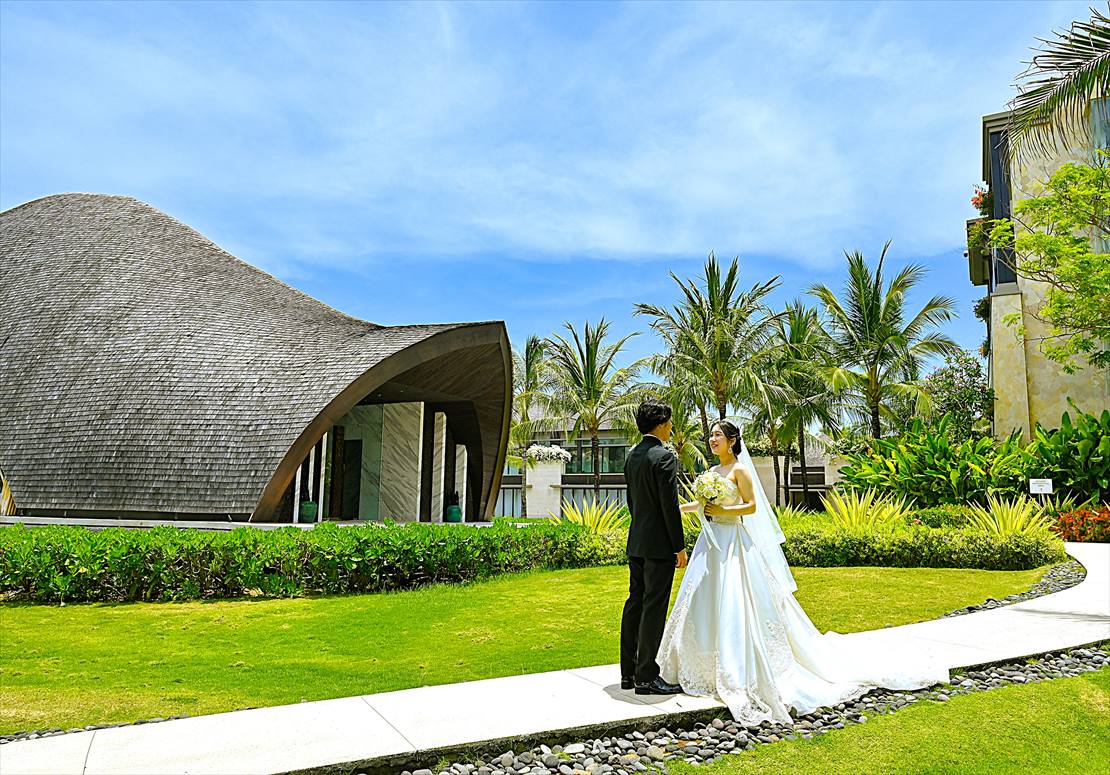 ケンピンスキ・バリ結婚式　チャペル・ガーデンにてファーストミート