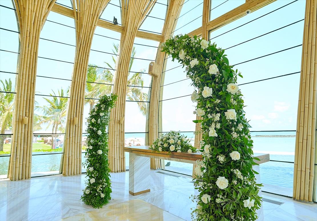 Apurva Kempinski Bali Oceanfront Chapel Wedding (5)_R バリ挙式プラン:ウェディング・アーチ 生花装飾