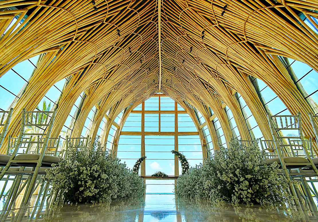 Apurva Kempinski Bali Oceanfront Chapel Wedding (8)_R アプルヴァ・ケンピンスキ・バリ結婚式 アイルサイド生花装飾