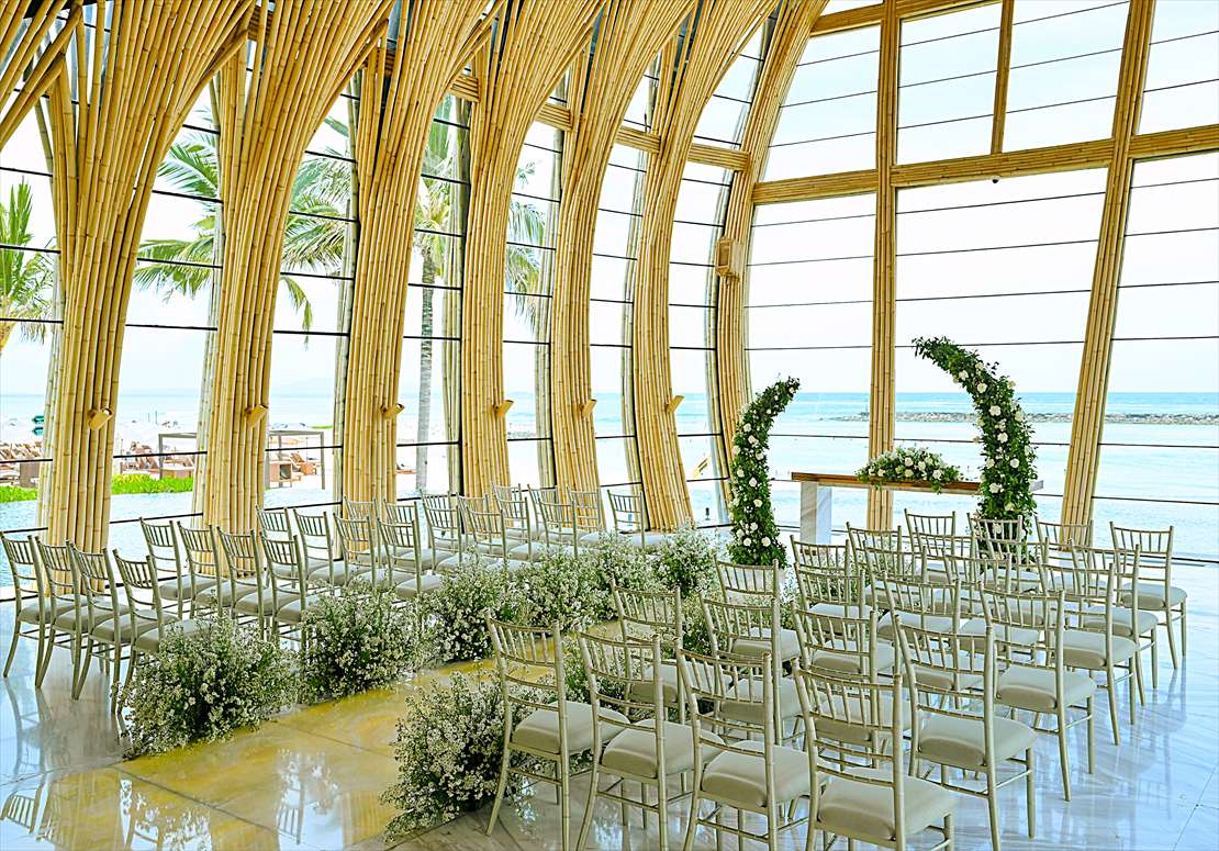 ケンピンスキ・バリ・ウェディング　オーシャンフロント・チャペル生花装飾