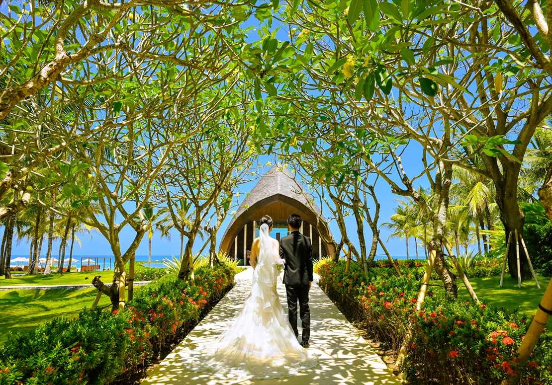 バリ島結婚式　木漏れ日が降り注ぐチャペル入場シーン