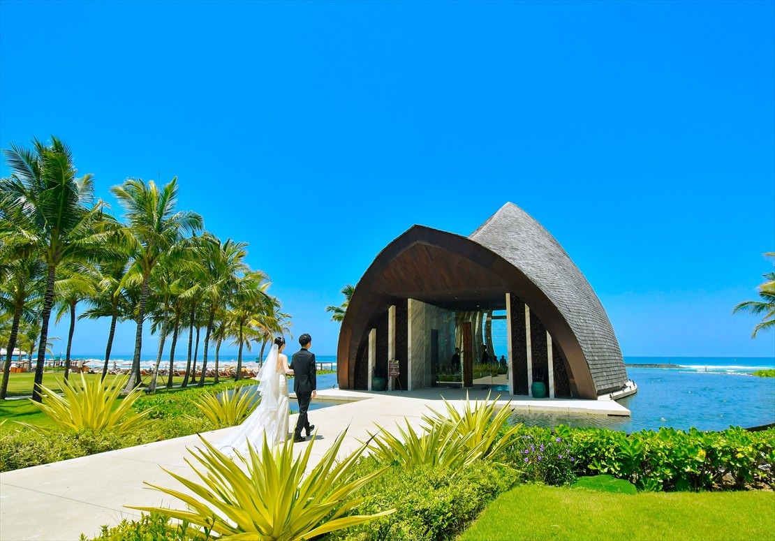 バリ島ウェディング　水辺に佇むオーシャンフロント・チャペル