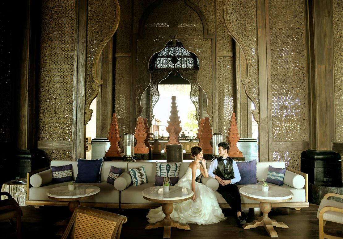 オリエンタルな調度品と石像が立ち並ぶロビー