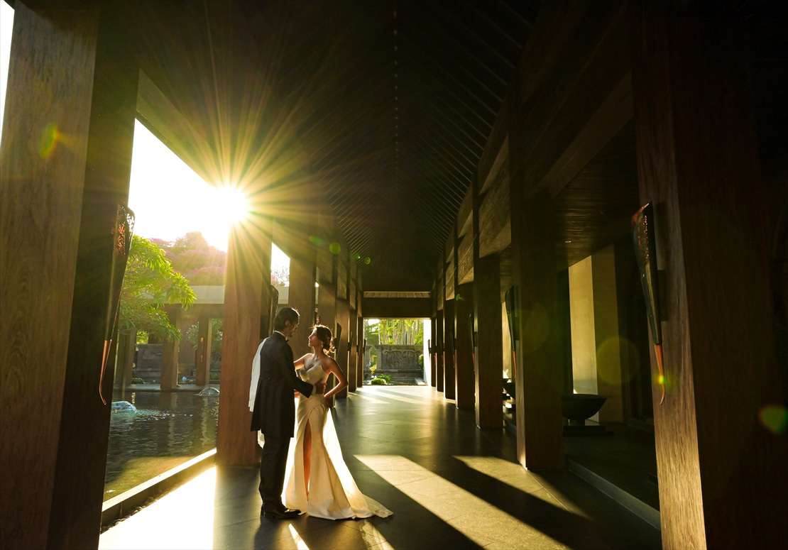 背後にサンセットを望むロビーへの回廊