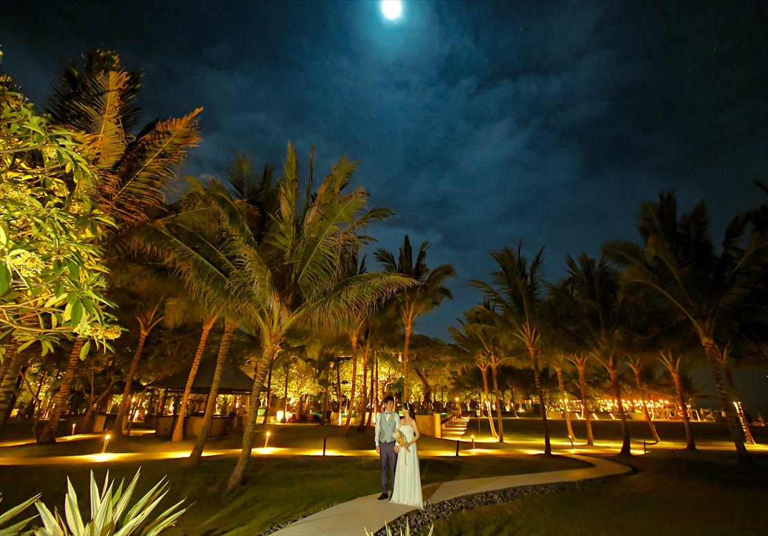 満月の薄明りが照らすリゾート内ナイト撮影