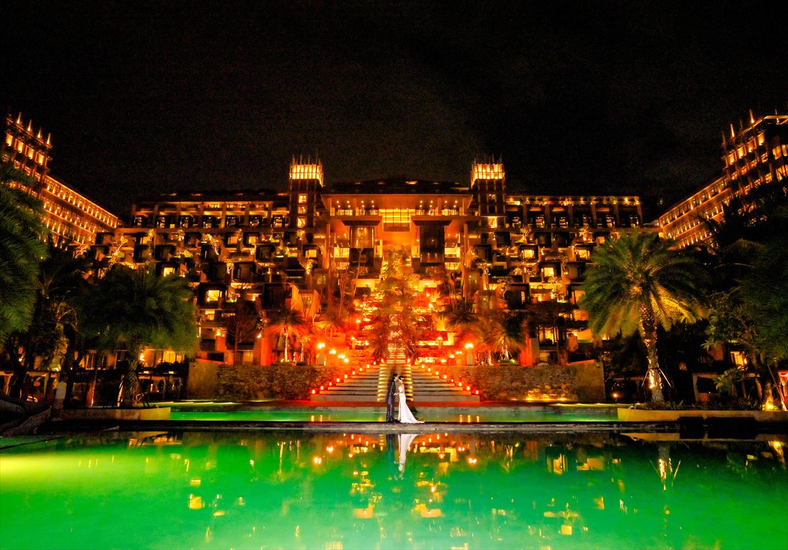 ライトアップされたクリフ・スイート棟大階段