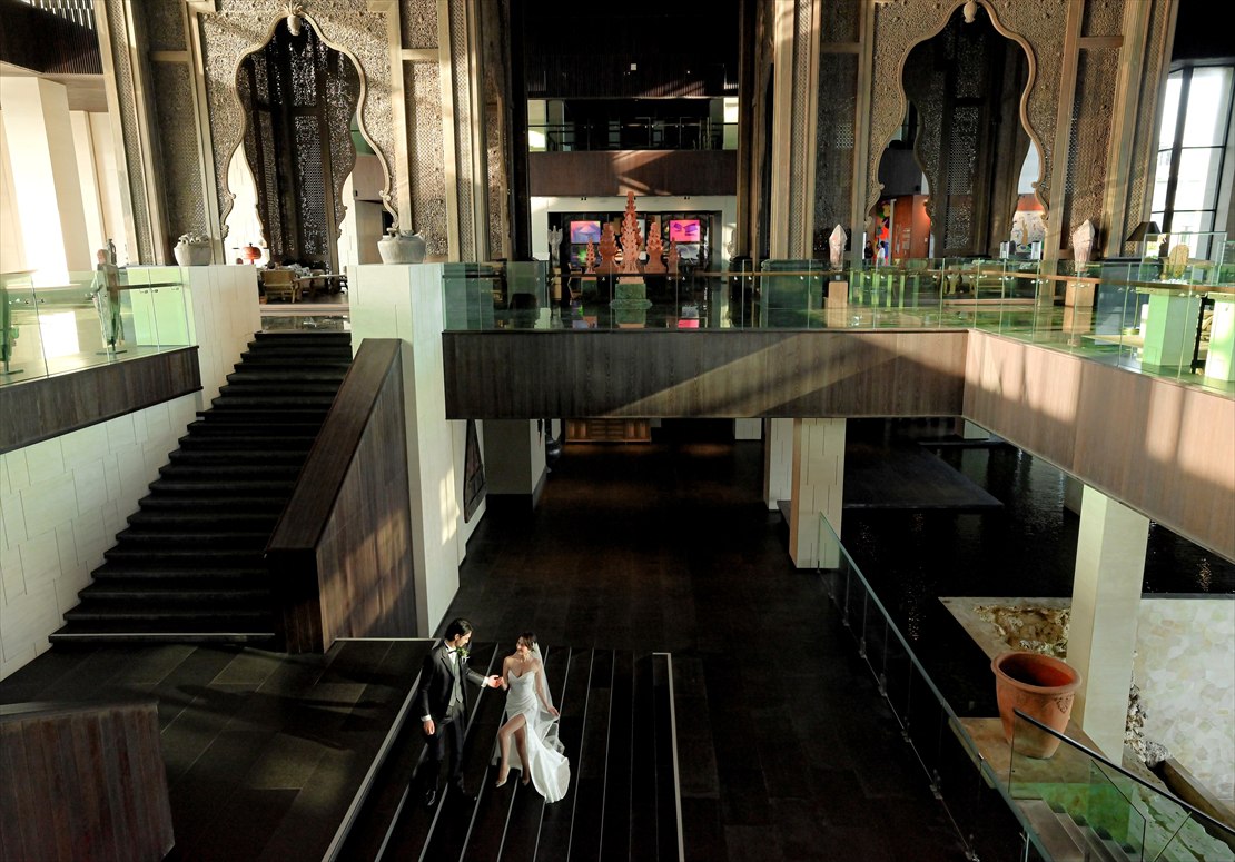 ロビー下よりボード・ルームへの階段に続く