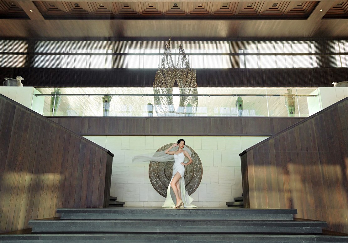 ロビー下よりアプルヴァ・ロゴを望む回廊