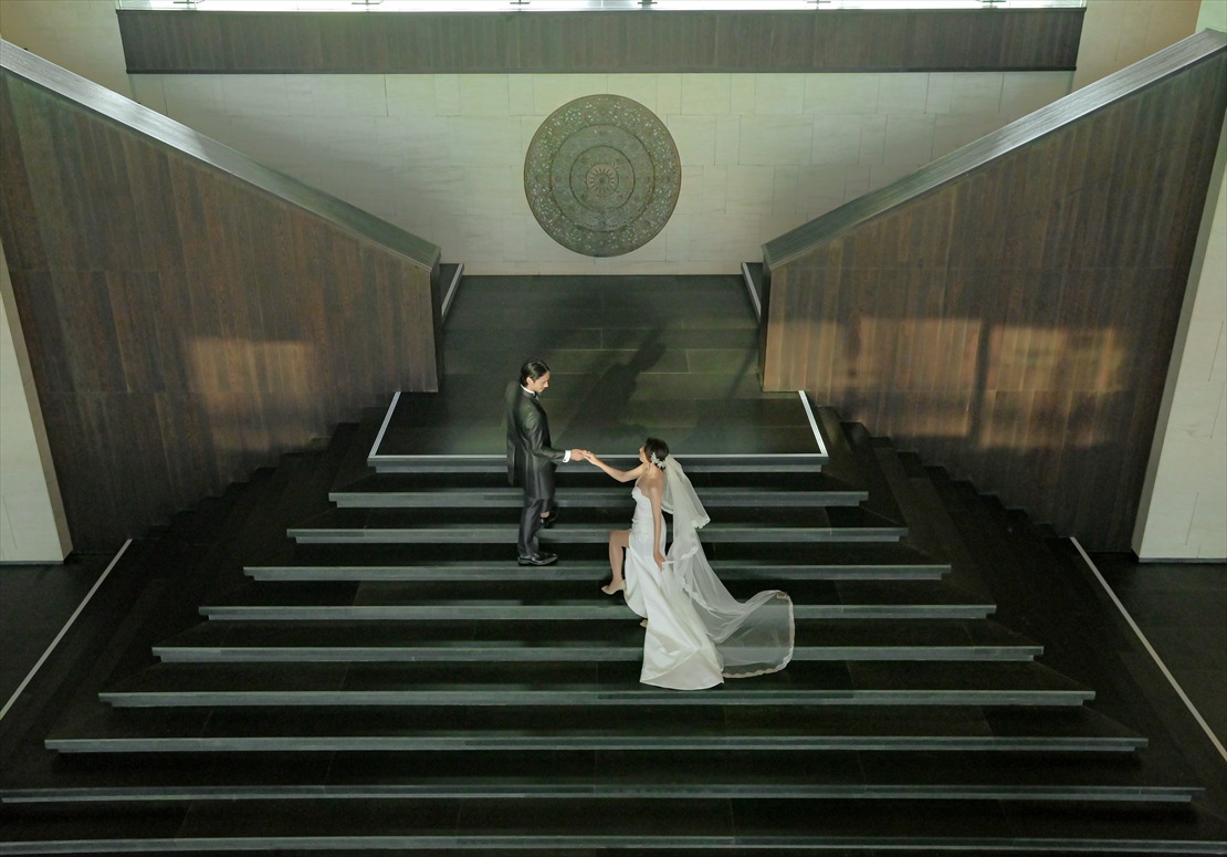 ロビーより幻想的な階段を望む