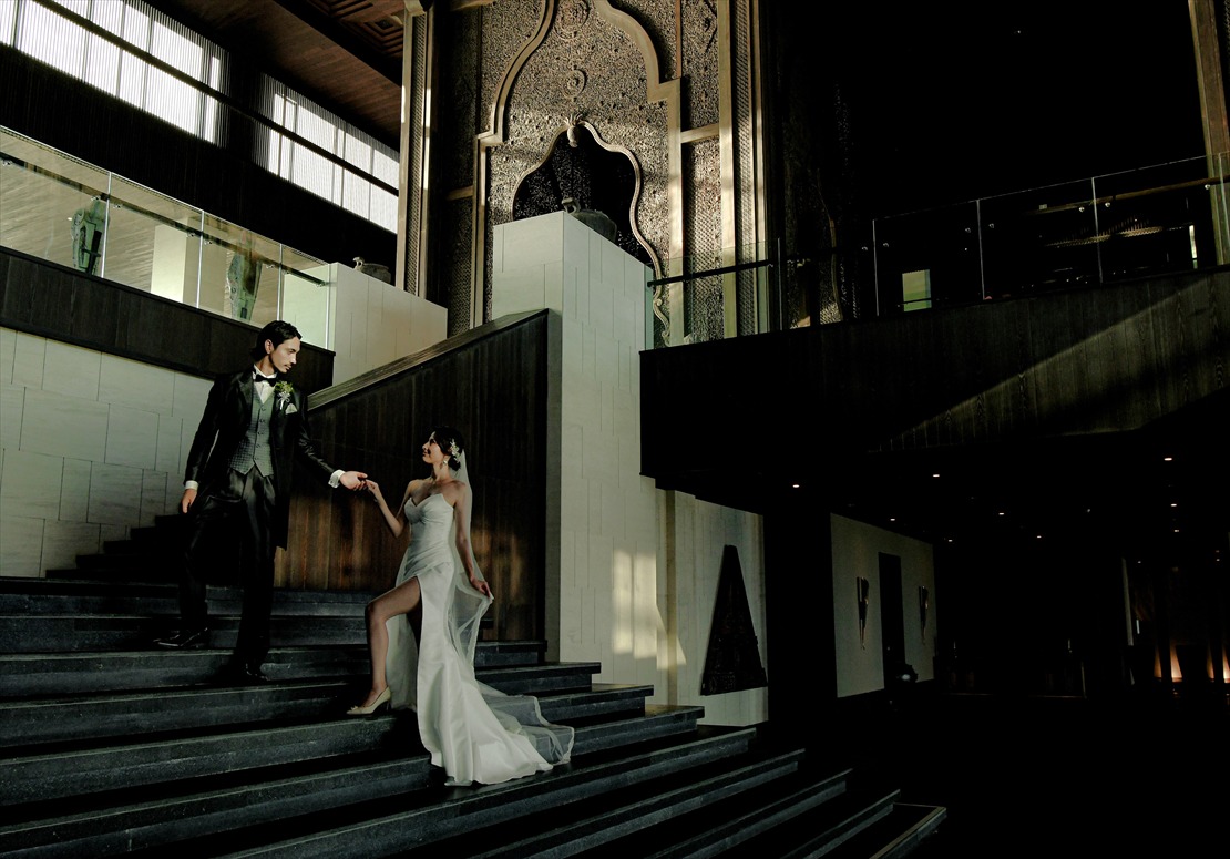 窓より光が照らす幻想的なロビー