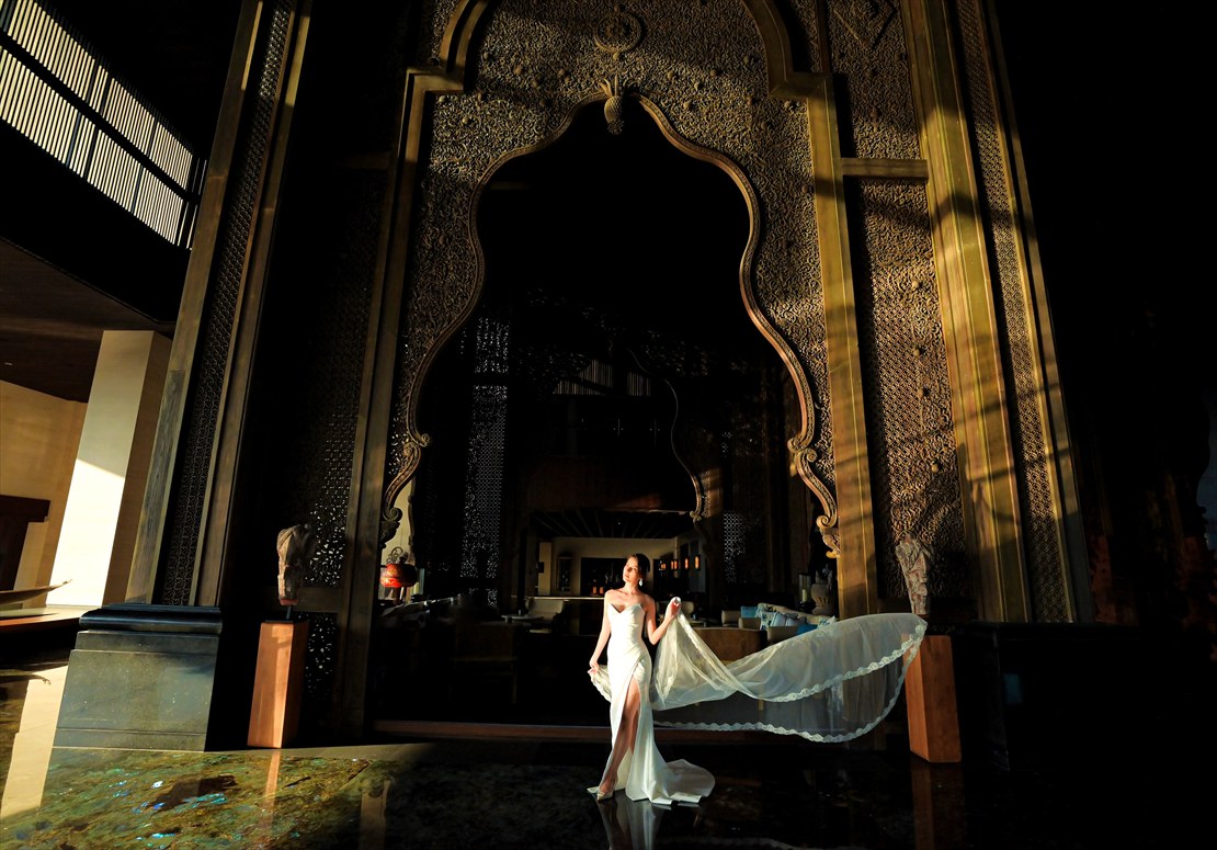 陽光が差し込むオリエンタルな雰囲気のロビー