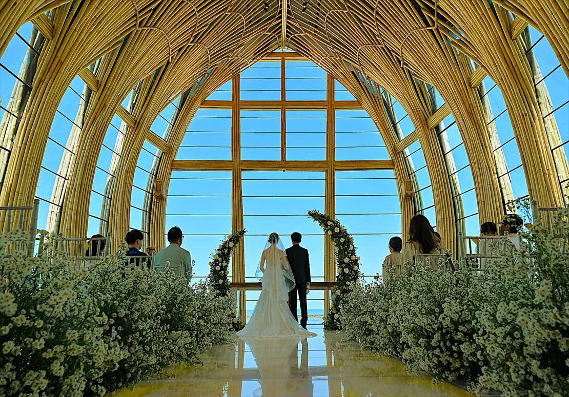 バリ ウェディング　生花アイルサイド越しの挙式シーン