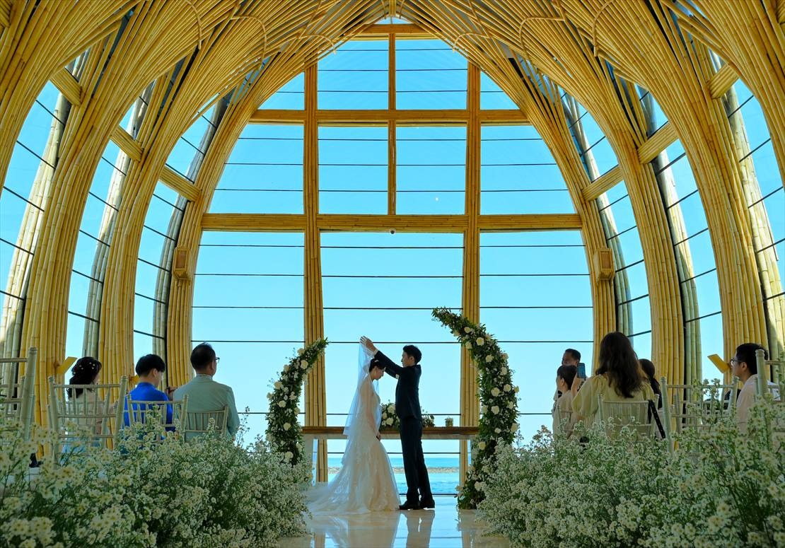 ケンピンスキ・バリ挙式　空と海を書面に望むベールアップ