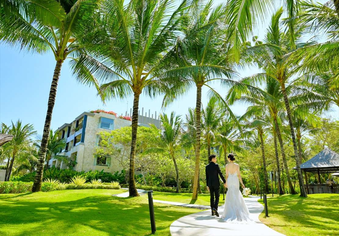 ケンピンスキ・バリ結婚式　リゾート内ガーデン挙式後撮影