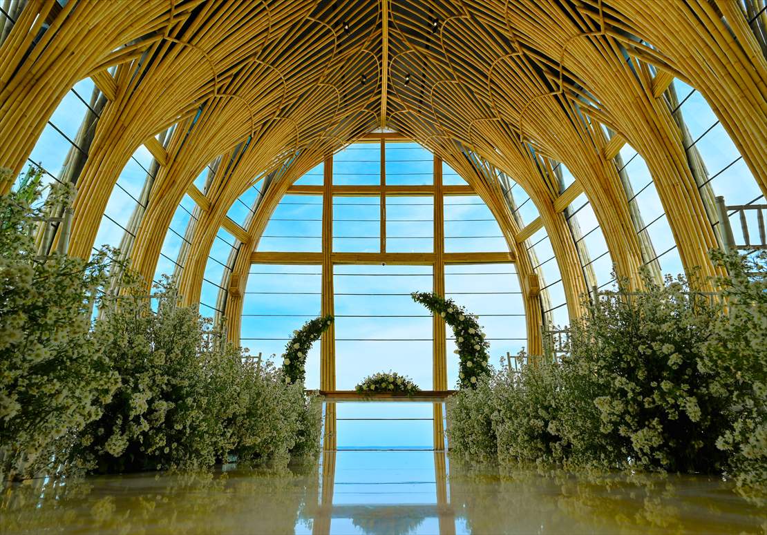 ケンピンスキ・バリ・ウェディング　オーシャンフロント・チャペル内アイルサイド生花装飾