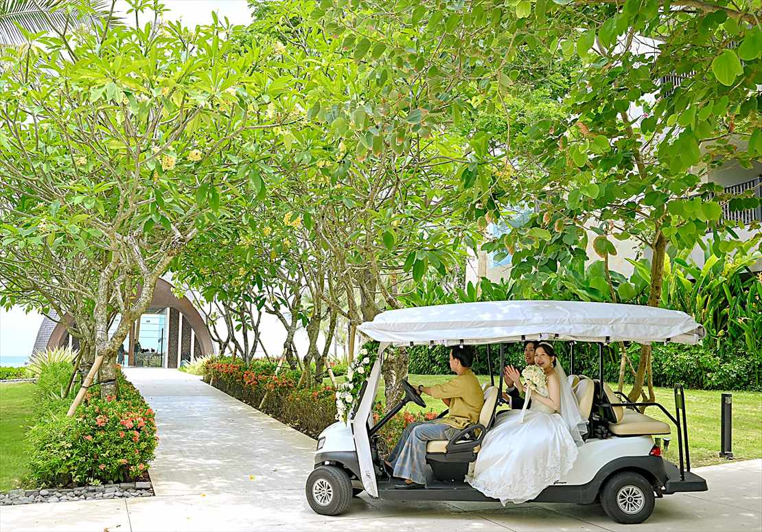 ケンピンスキ・バリ挙式　お支度部屋よりバギーに入場