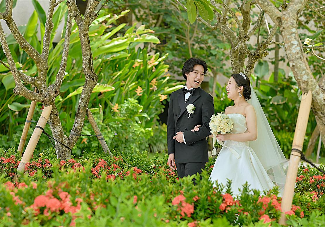 バリ島結婚式　花々が咲き乱れるガーデンロード