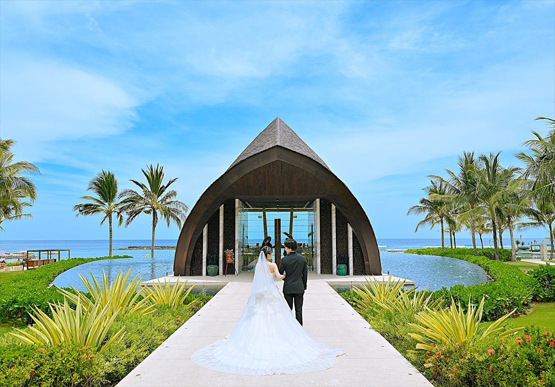 バリ島ウェディング　緑豊かなガーデンに囲まれたチャペルロード