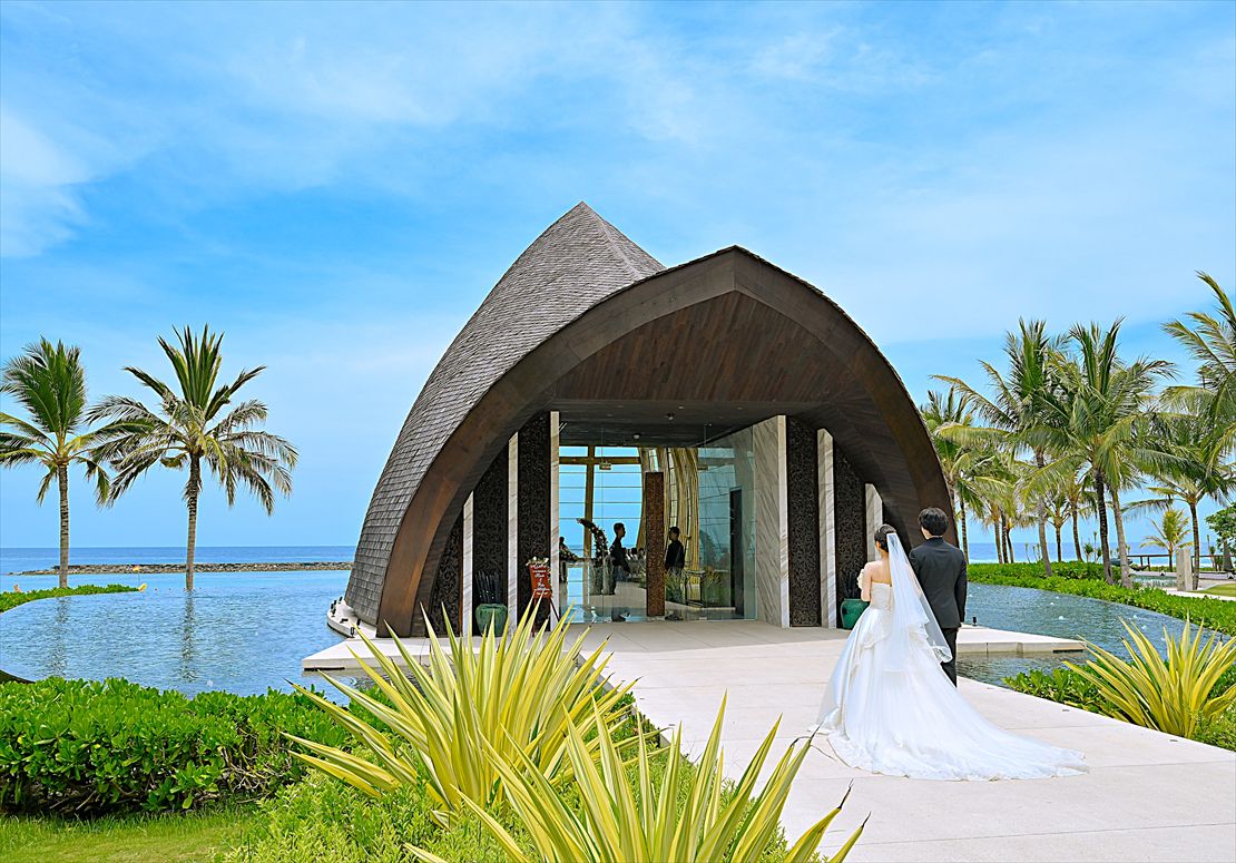 バリ島結婚式　水上の白亜のチャペルロードを入場