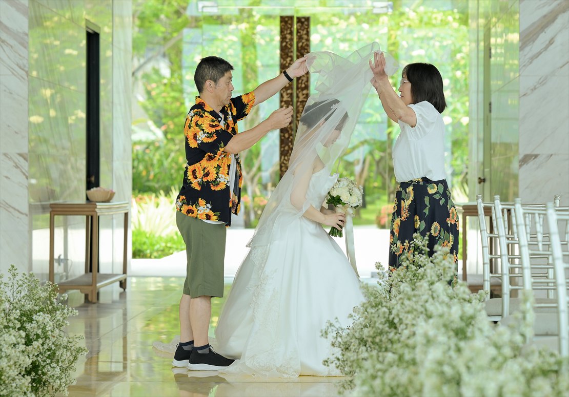 ケンピンスキ・バリ ウェディング　オーシャンフロント・チャペル内新婦様ベール・ダウン