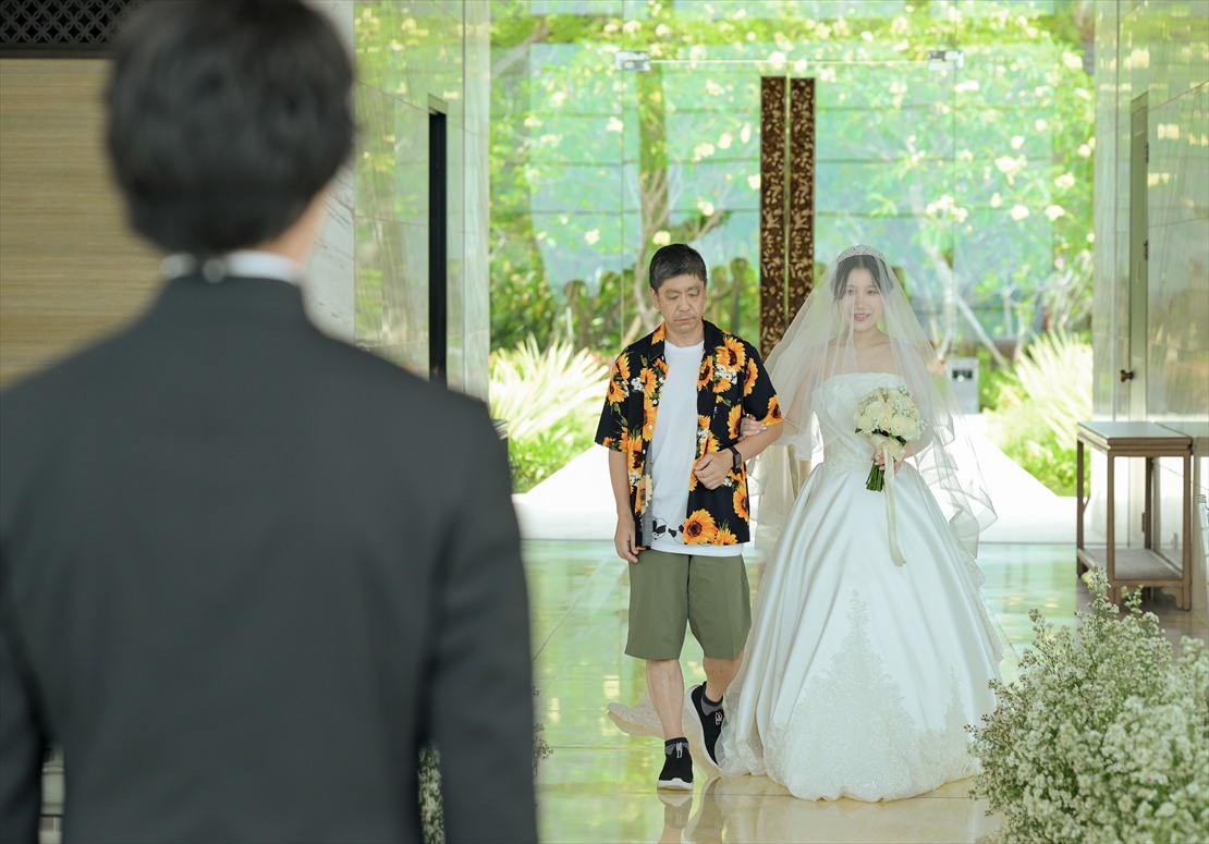バリ ウェディング　新婦様バージンロード入場