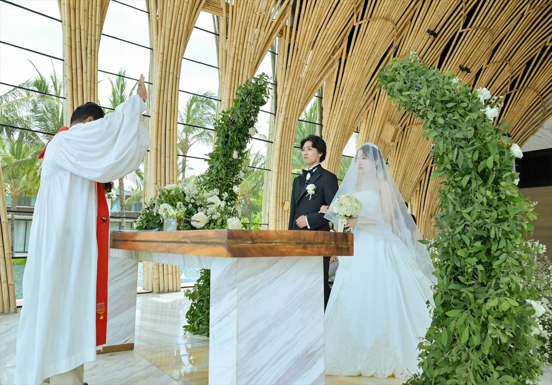 バリ結婚式　生花ウェディングアーチ挙式シーン