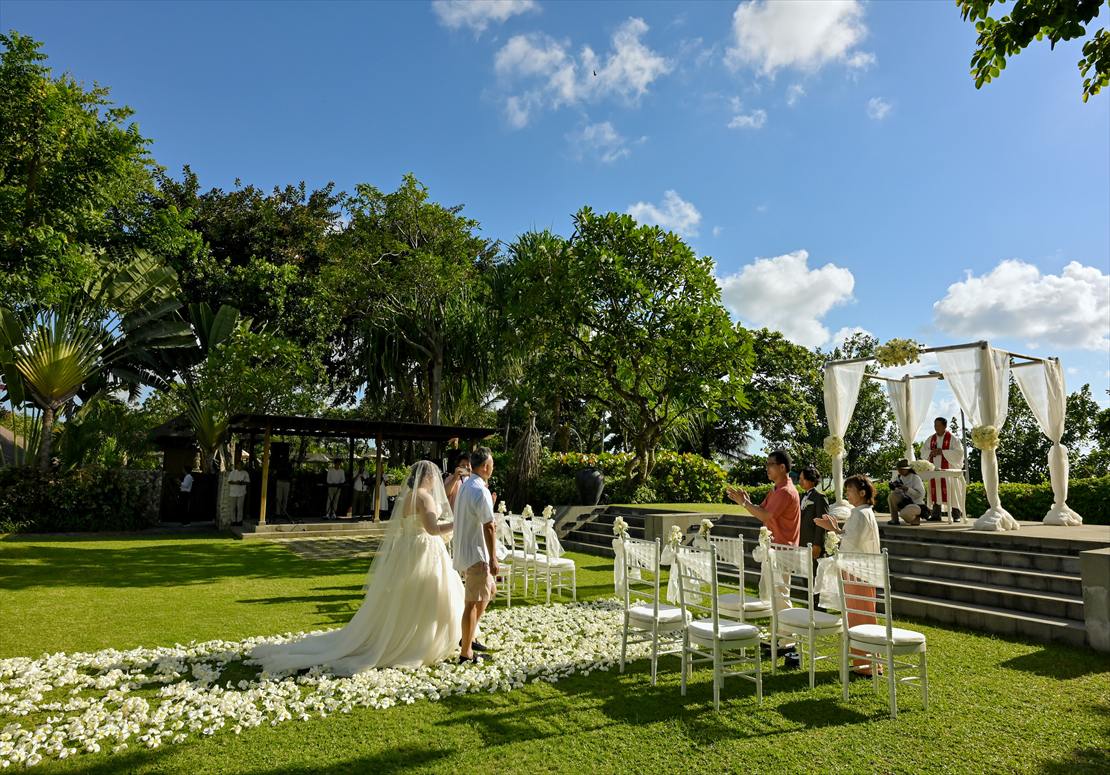 Bali Wedding Padma Legian (15)_R バリ挙式 新婦様 生花バージンロード入場シーン
