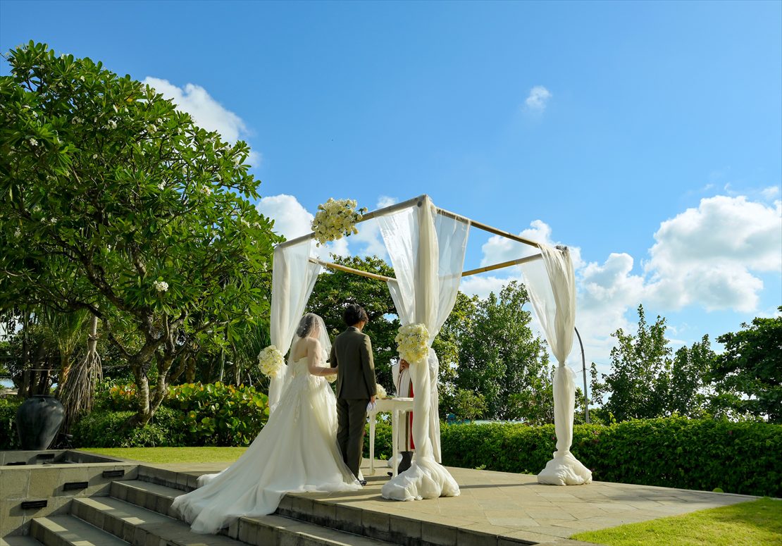 Bali Wedding Padma Legian (16)_R バリ・ウェディング ガーデン・ステージ挙式シーン