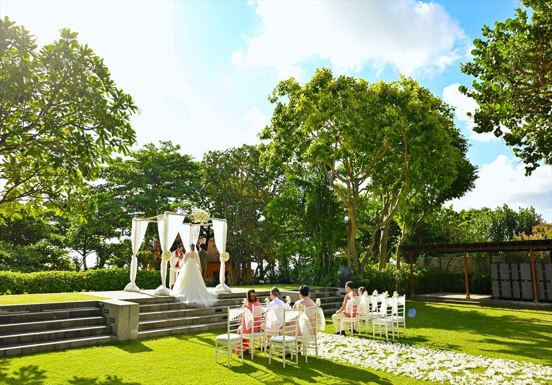 Bali Wedding Padma Legian (18)_R バリ島ウェディング 木漏れ日が降り注ぐガーデン挙式シーン