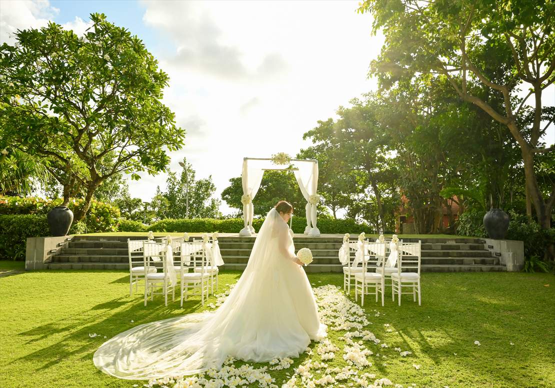 Bali Wedding Padma Legian (24)_R バリ島結婚式 新婦様ロングベール 挙式後撮影
