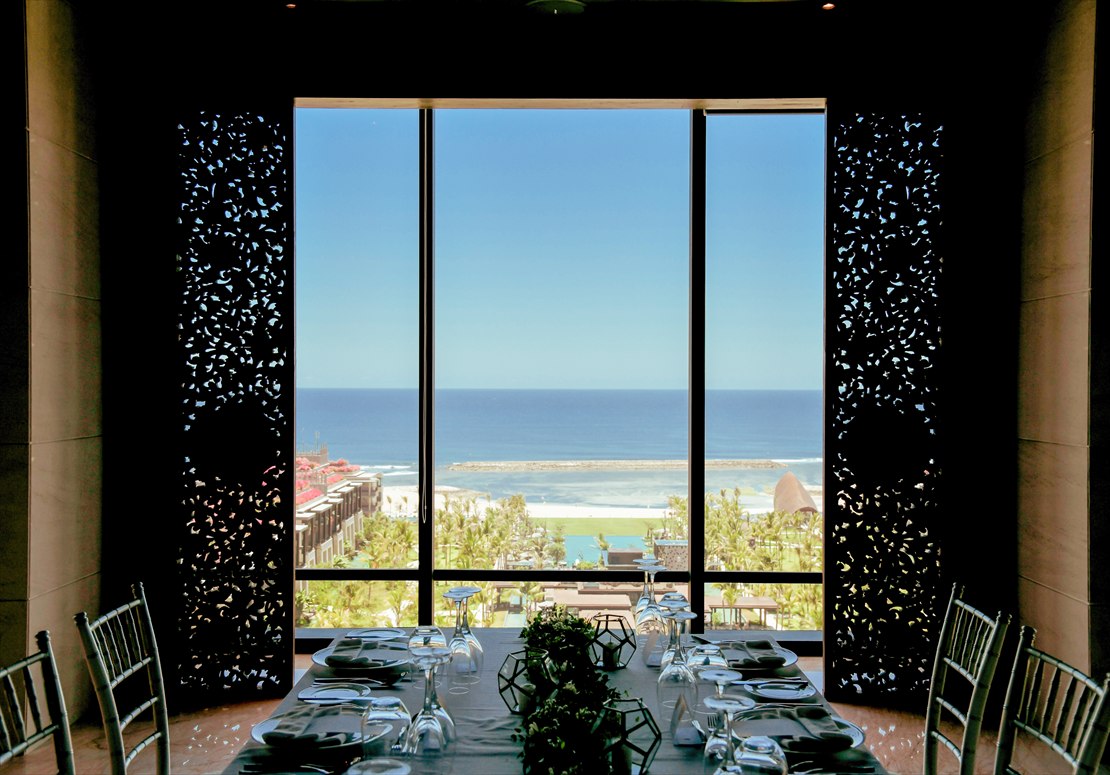 窓から絵画のような絶景が広がる