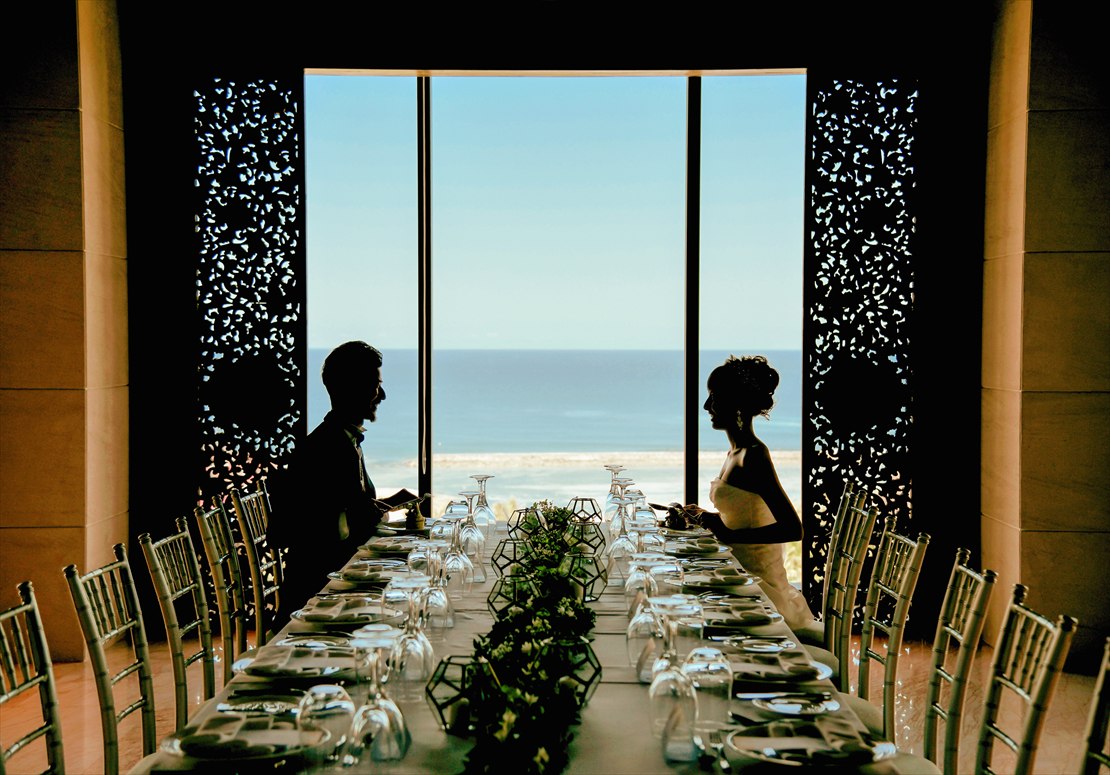 真っ青な海を水平線まで望む