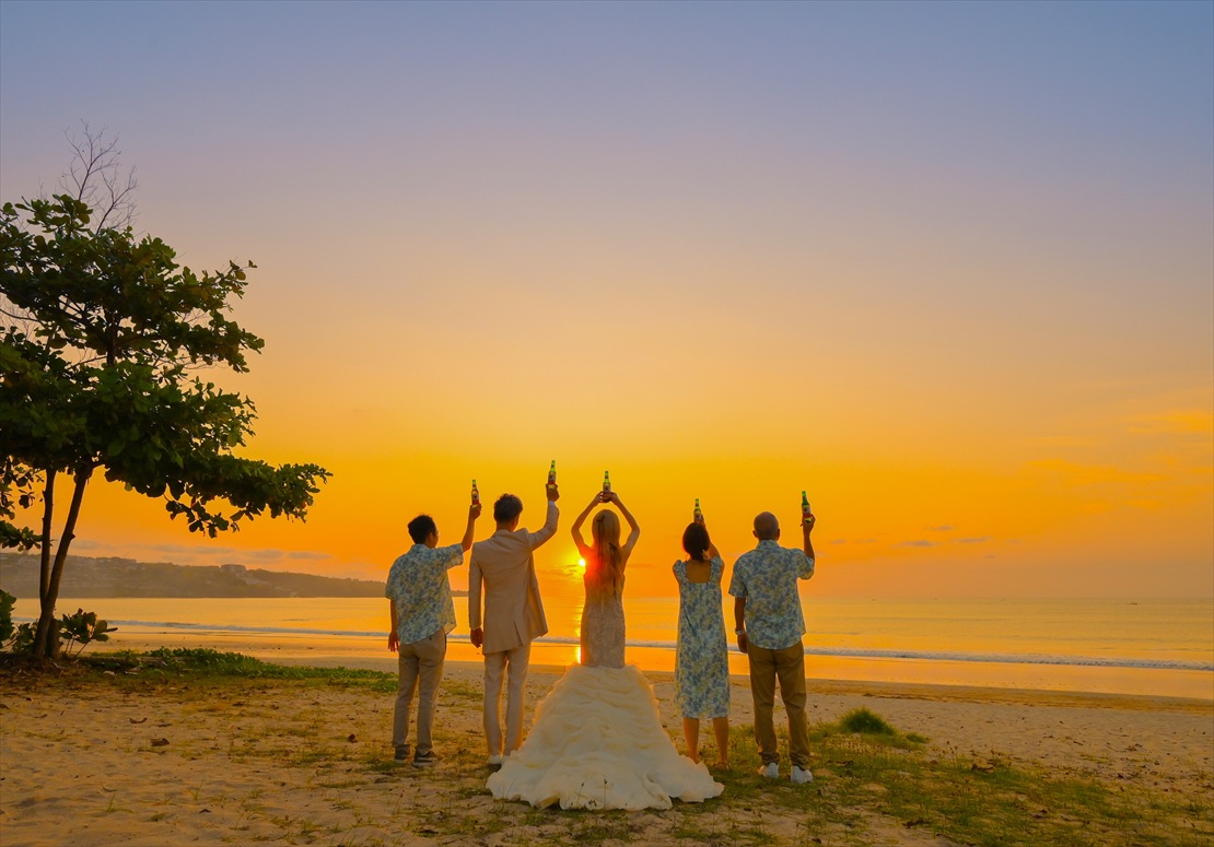 Bali Wedding Sunset Party (12)_R バリ島ウェディング ビーチ・サンセット 乾杯シーン