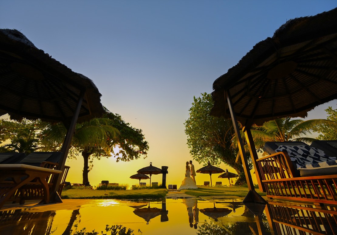 Bali Wedding Sunset Party (2)_R バリ島ウェディング メインプール前にて鏡面撮影