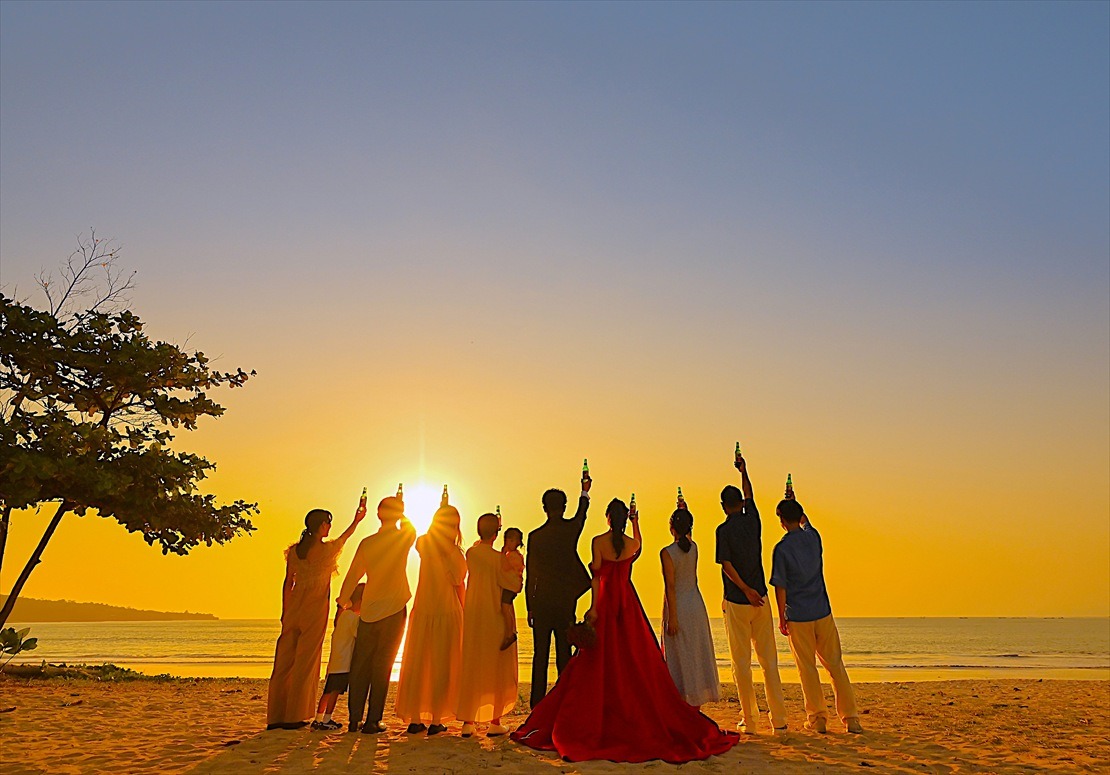 バリ島結婚式　ビーチにてビンタン・ビール乾杯