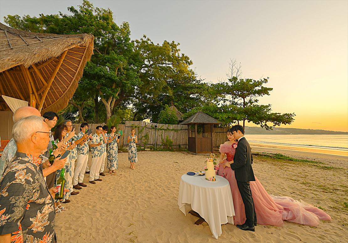 Belmond Jimbaran Sunset Wedding (8)_R バリ島ウェディング・パーティー ビーチにてケーキカット
