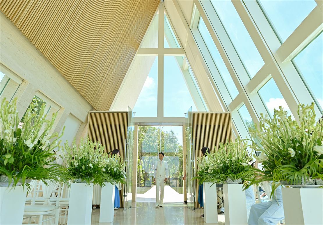 Conrad Bali Wedding Infinity Chapel (21)_R コンラッド・バリ結婚式 新郎様インフィニティ・チャペル・ドアより入場