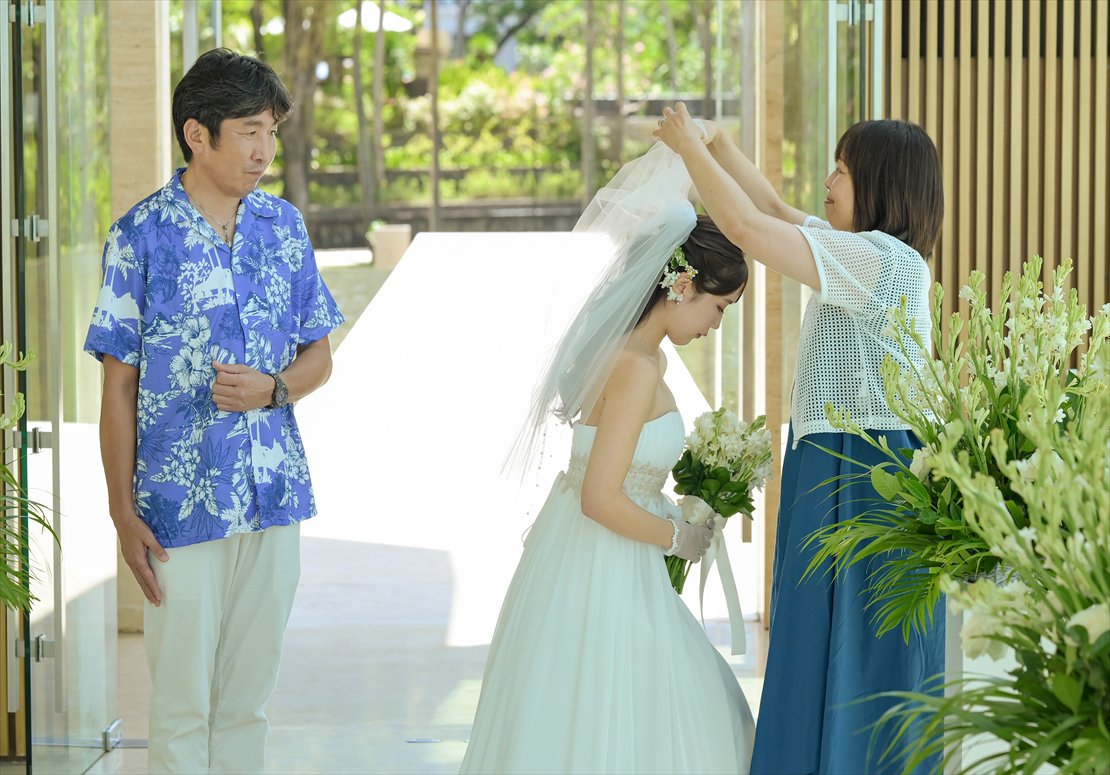 Conrad Bali Wedding Infinity Chapel (23)_R コンラッド・バリ・ウェディング 新婦様インフィニティ・チャペル内ベールダウン