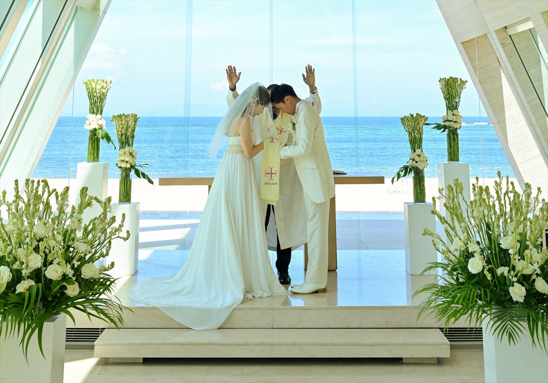 Conrad Bali Wedding Infinity Chapel (26)_R バリ島ウェディング 祭壇越しにビーチが広がる挙式シーン