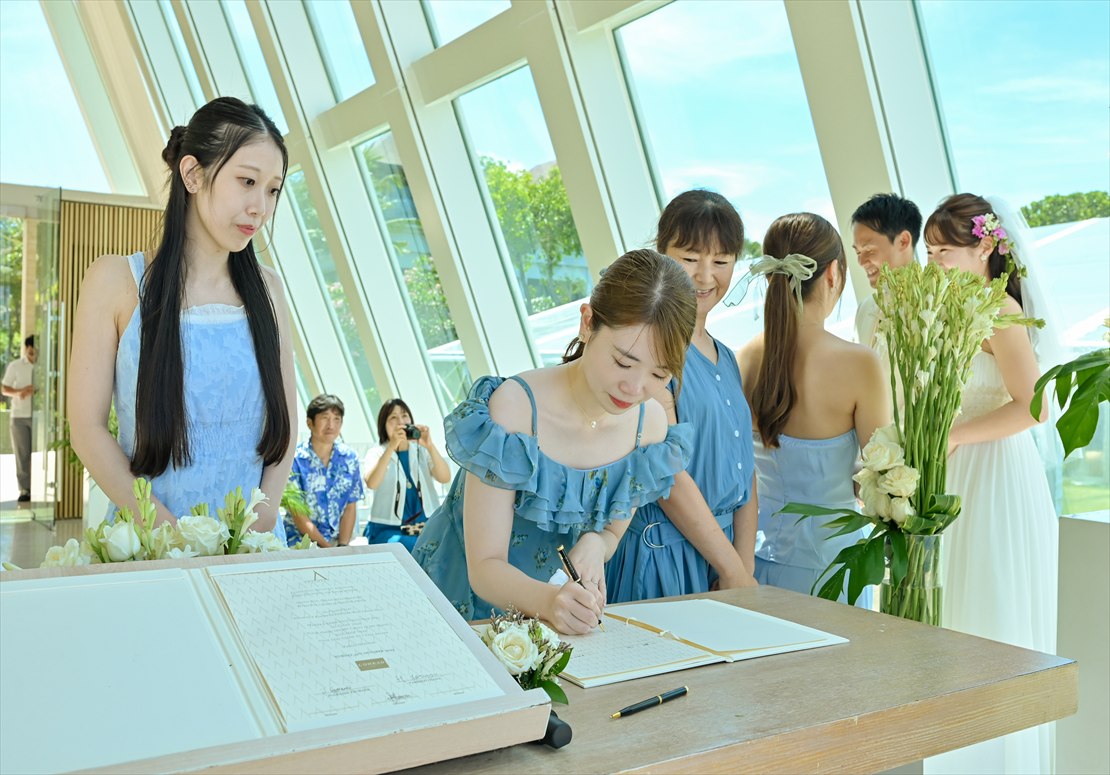 Conrad Bali Wedding Infinity Chapel (29)_R バリ島ウェディング ご参列者による結婚証明書のサイン