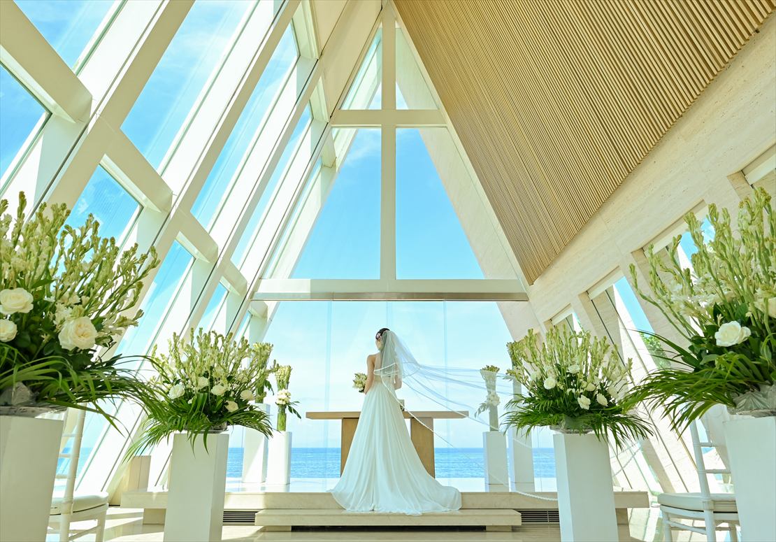 Conrad Bali Wedding Infinity Chapel (34)_R コンラッド・バリ・ウェディング インフィニティ・チャペル内 ロングベール撮影